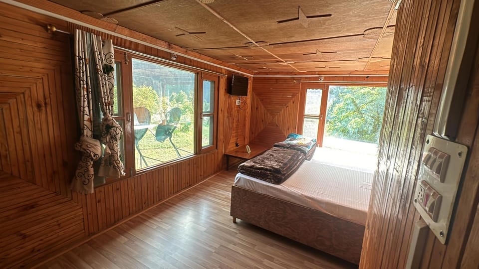 Comfort Room | Desk, laptop workspace, iron/ironing board, free WiFi