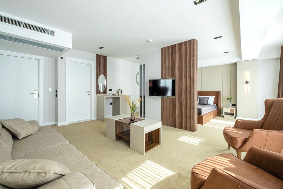 Superior Room with Balcony | Egyptian cotton sheets, premium bedding, minibar, desk
