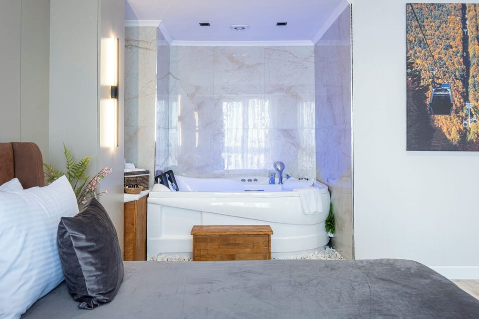 Egyptian cotton sheets, premium bedding, minibar, desk