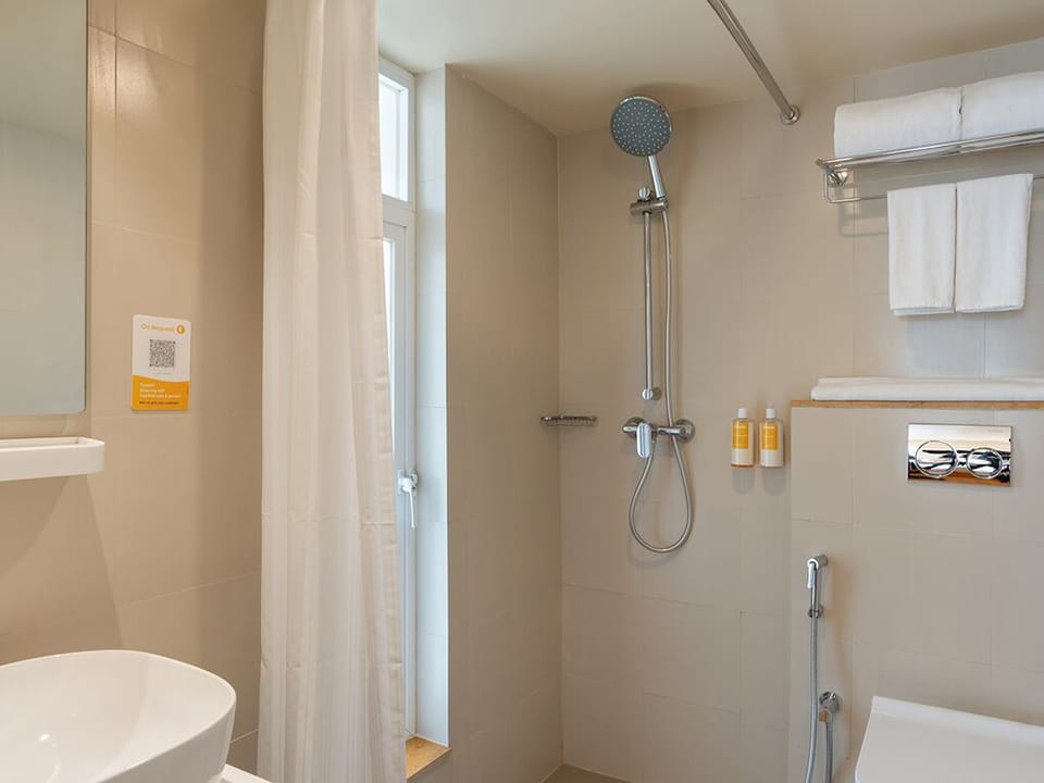 Standard King Room | Bathroom | Shower, rainfall showerhead, free toiletries, hair dryer