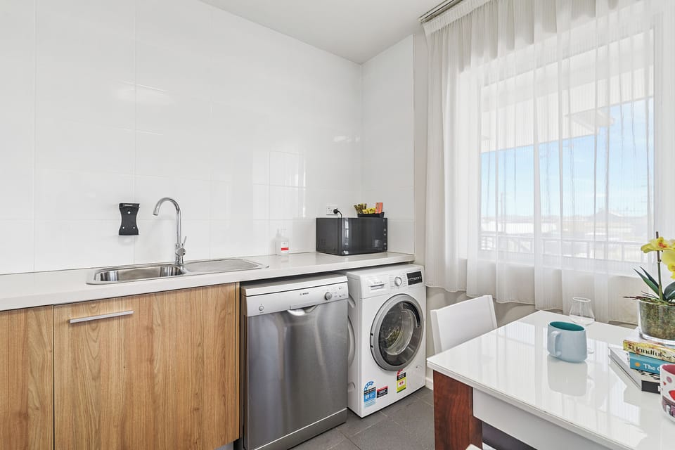 Full-size fridge, microwave, oven, stovetop