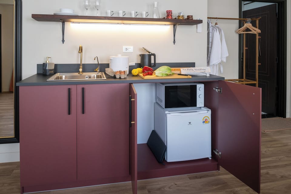 Deluxe Studio, 1 Bedroom, Kitchenette, Courtyard View | Private kitchen | Mini-fridge, microwave, electric kettle, cookware/dishes/utensils