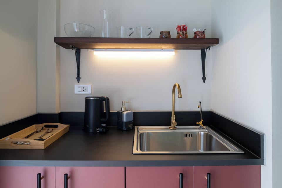 Standard Double or Twin Room, 1 Bedroom, Kitchenette, Courtyard View | Private kitchenette | Mini-fridge, microwave, electric kettle, cookware/dishes/utensils