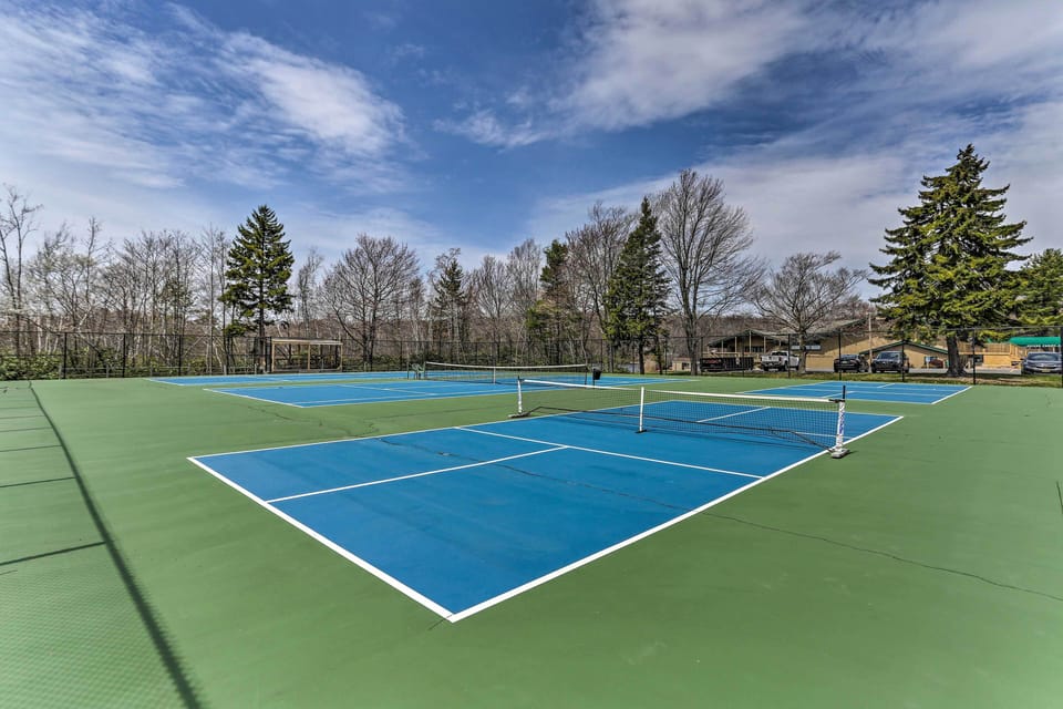 Private Hot Tub & Game Room: Pocono Family Cabin! Cottage in Coolbaugh Township