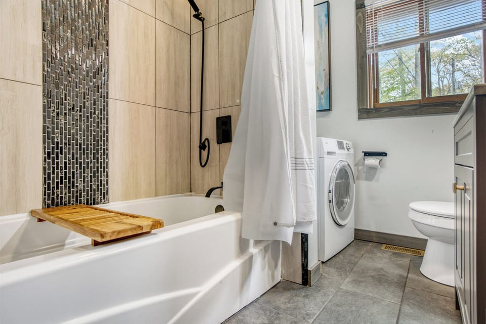 Private Hot Tub & Game Room: Pocono Family Cabin! Cottage in Coolbaugh Township
