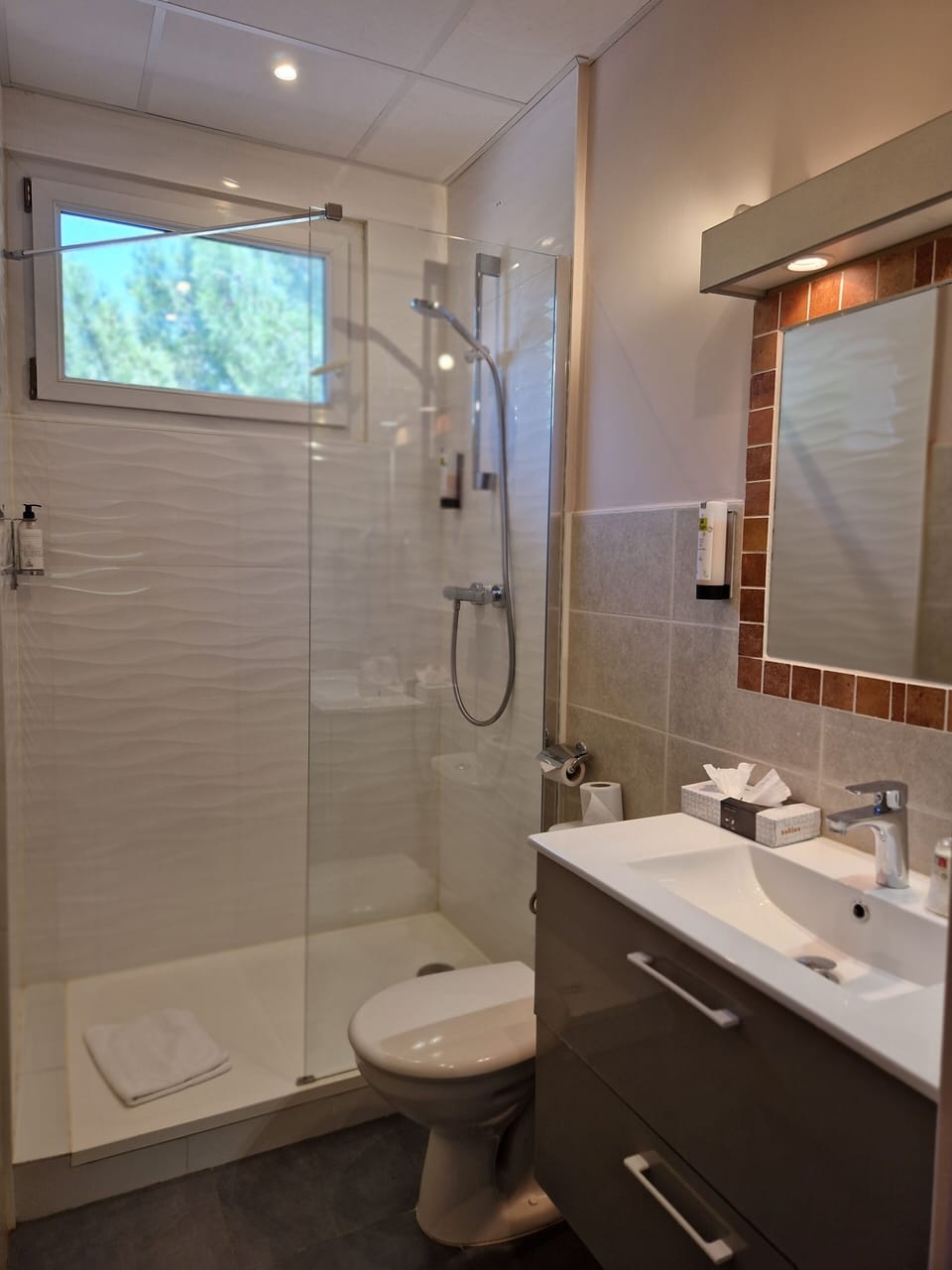Superior Triple Room | Bathroom | Hair dryer, towels