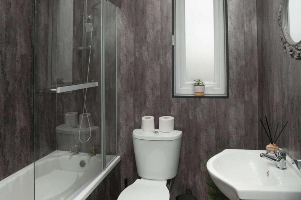 2-bed Flat, Wishaw, Free Parking, Family-friendly Apartment in Scotland