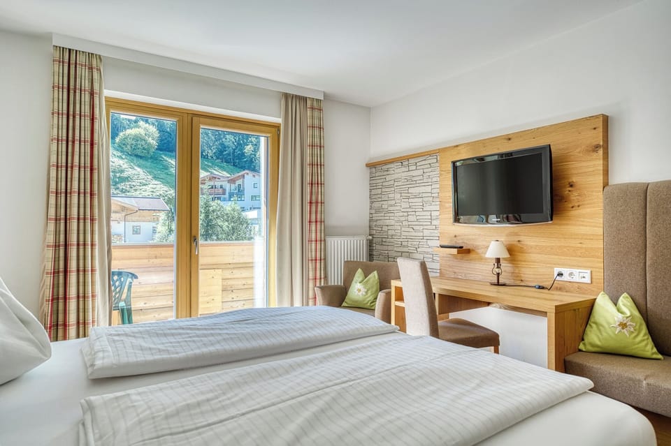 Classic Double Room | In-room safe, desk, soundproofing, free WiFi