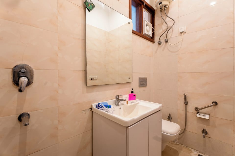 Deluxe Double Room | Bathroom | Shower, hair dryer, slippers, towels