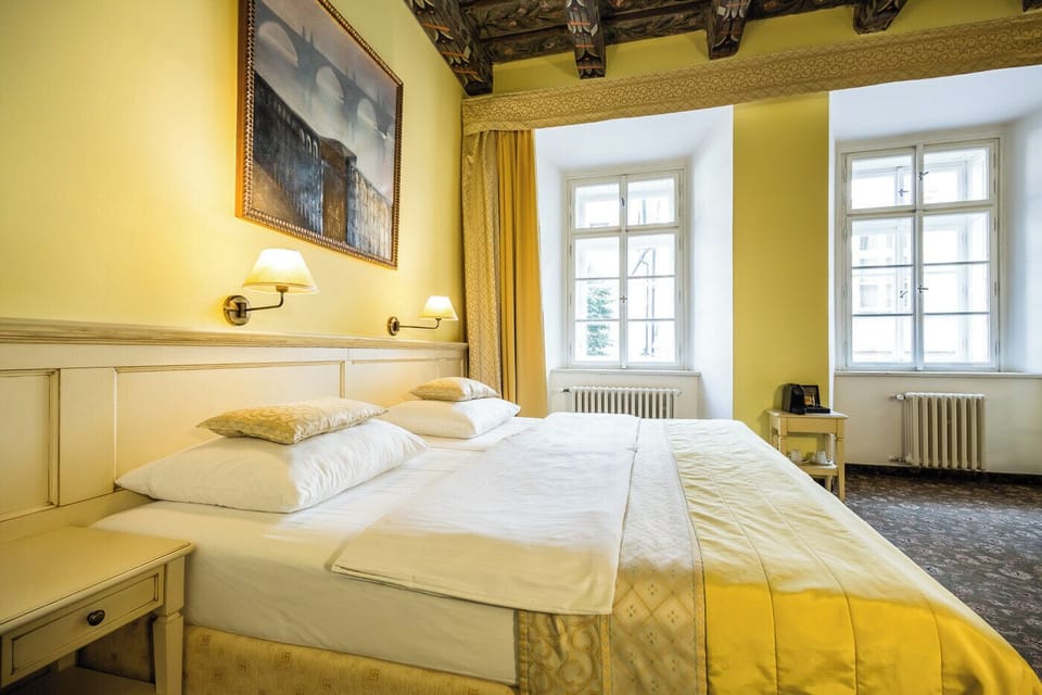 Double or Twin Room | Hypo-allergenic bedding available, minibar, in-room safe, desk