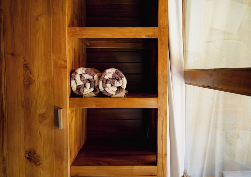 Signature Double Room, Balcony, Pool View | Wardrobe