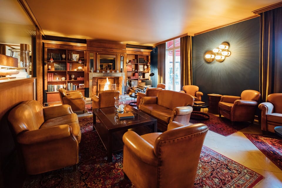 Lobby lounge