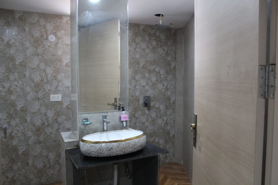 Shower, rainfall showerhead, free toiletries, hair dryer