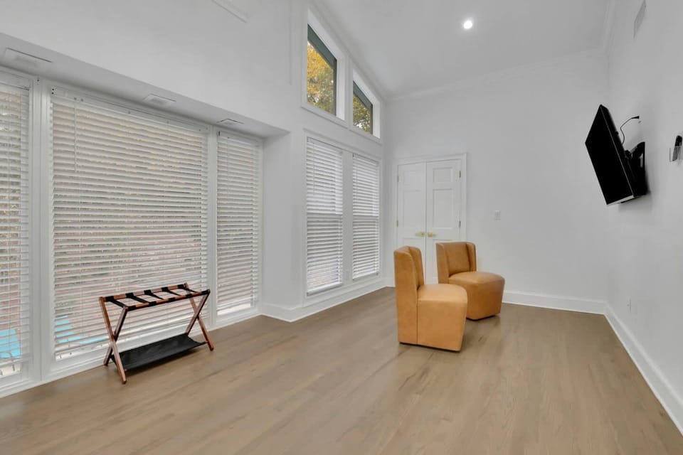 House | 7 bedrooms, desk