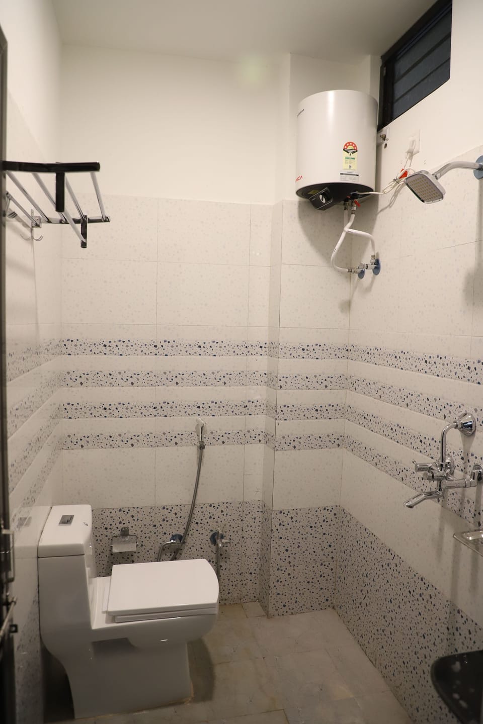 Deluxe Room | Bathroom | Rainfall showerhead, free toiletries, hair dryer, bathrobes