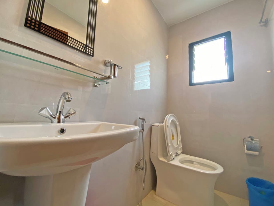 Deluxe Studio Suite, City View | Bathroom | Shower, slippers, bidet, towels