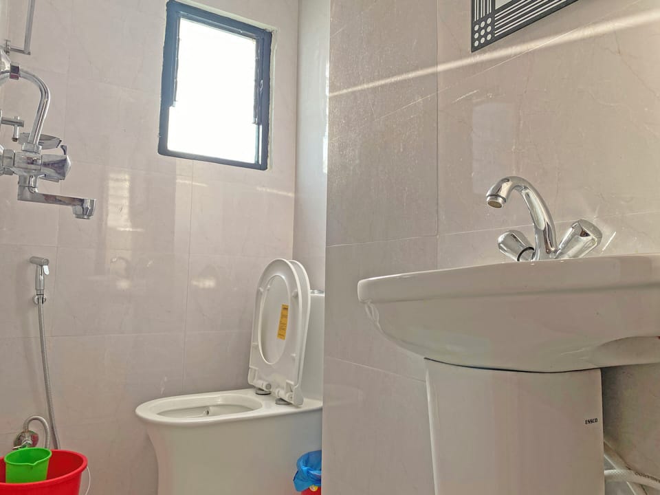 Deluxe Studio Suite, City View | Bathroom | Shower, slippers, bidet, towels