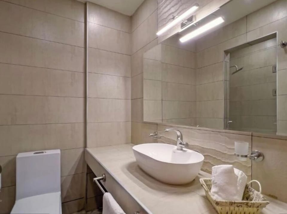 Comfort Double or Twin Room, Balcony, Courtyard View | Bathroom