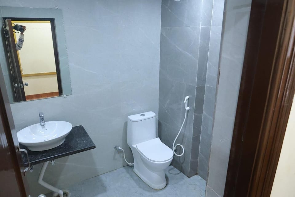 Deluxe Double Room, City View | Bathroom | Free toiletries, towels, soap, shampoo
