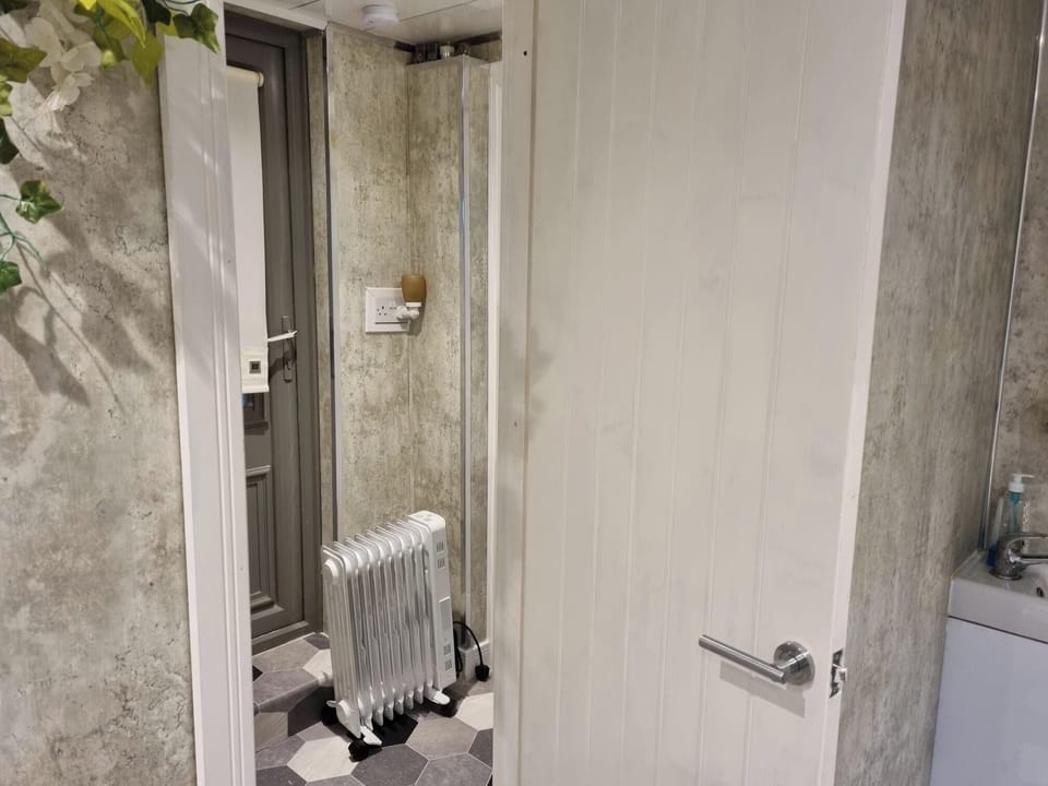 Studio | Bathroom | Separate tub and shower, deep soaking tub, free toiletries, hair dryer