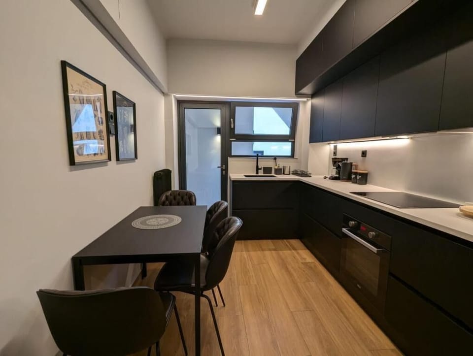 Deluxe Apartment, 2 Bedrooms | Private kitchen
