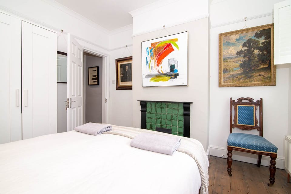 House | 2 bedrooms, desk