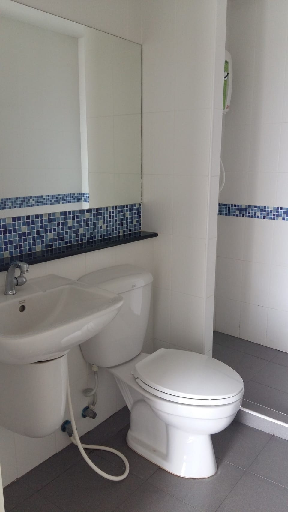 Shower, free toiletries, towels