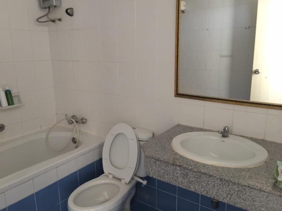 Double Room | Bathroom | Combined shower/tub, free toiletries, towels