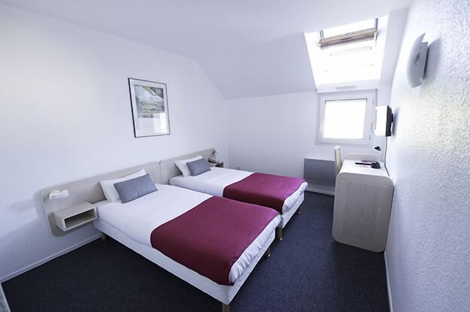 Desk, iron/ironing board, rollaway beds, free WiFi