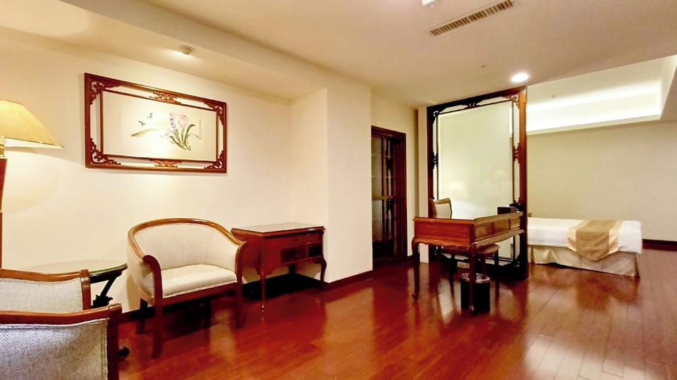 Deluxe Double Room, 1 King Bed | Premium bedding, in-room safe, desk, soundproofing