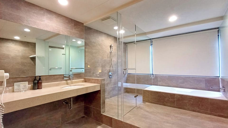 Deluxe Double Room, 1 Queen Bed, City View | Bathroom | Free toiletries, hair dryer, slippers, towels