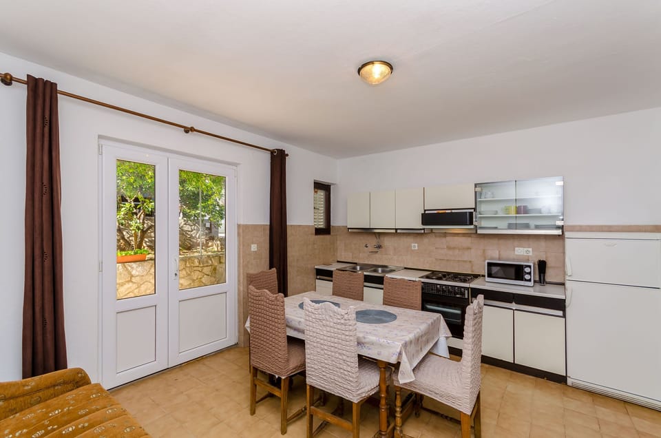 Apartment (A1) | Private kitchen | Fridge, microwave, oven, stovetop