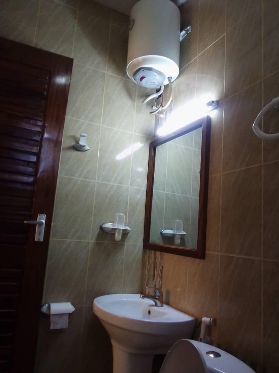 Combined shower/tub, towels, soap, toilet paper
