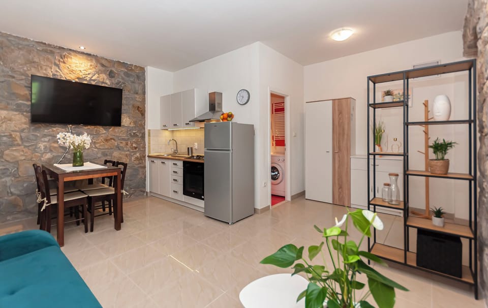 Apartment (A1) | Private kitchen | Fridge, oven, stovetop, espresso maker