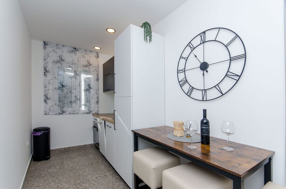 Apartment (A1) | Private kitchen | Fridge, oven, stovetop, dishwasher