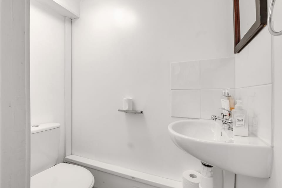 4 Bed House-garden-parking-15 min Elizabeth Line House in Ilford