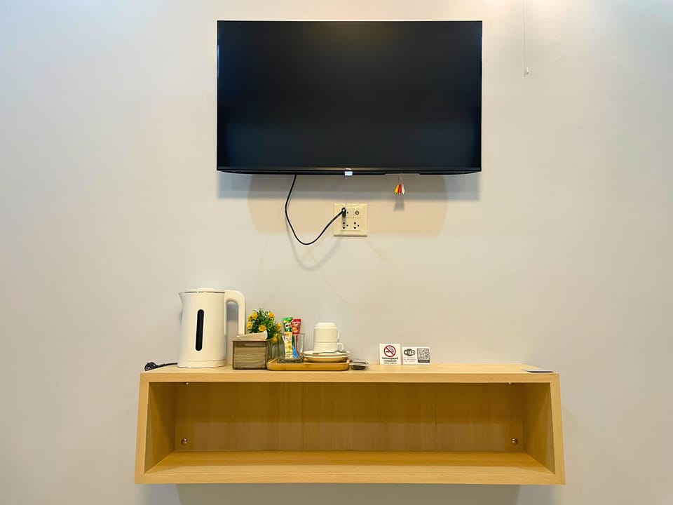 Single Room, 1 King Bed | Laptop workspace, WiFi (free)