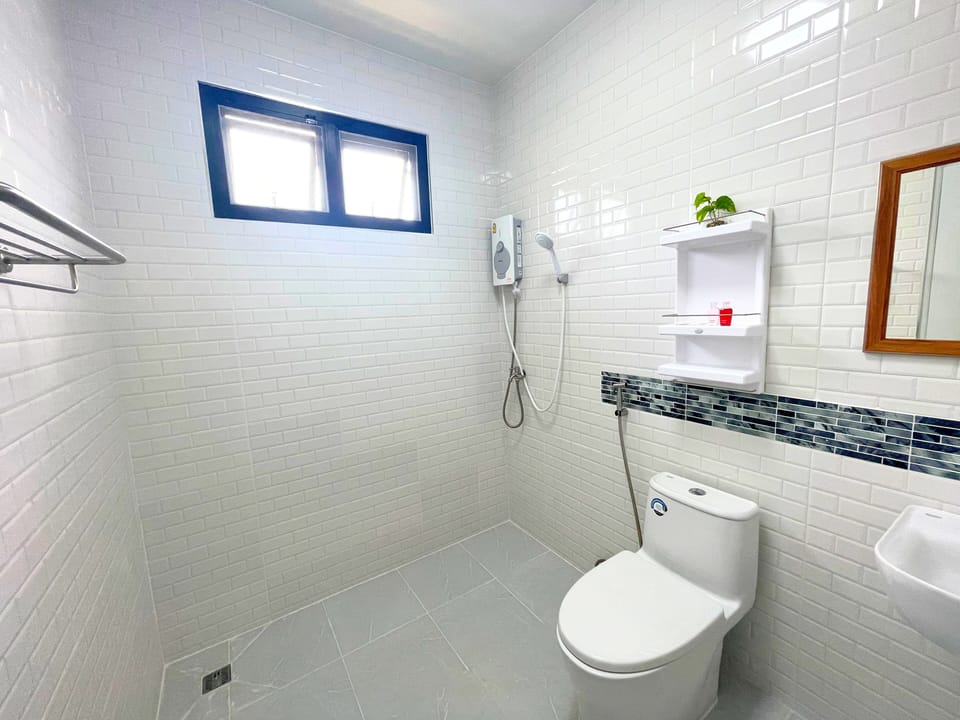 Deluxe Double Room, 2 Twin Beds | Bathroom | Shower, towels, soap, shampoo