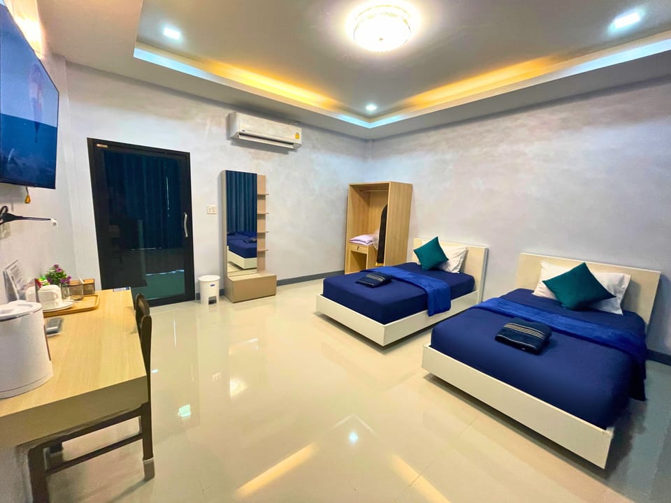 Deluxe Double Room, 2 Twin Beds | Laptop workspace, WiFi (free)