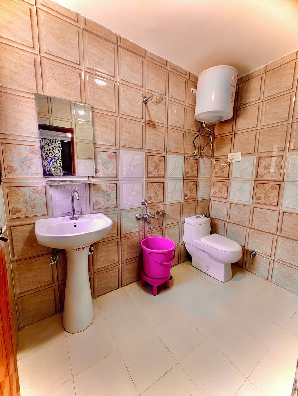 Luxury Double Room, Mountain View | Bathroom | Shower, soap, shampoo, toilet paper