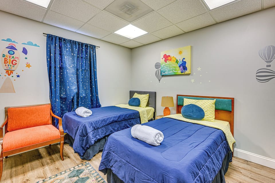 8 Mi to Tarpon Springs Sponge Docks: Gem w/ Games Cottage in Tampa