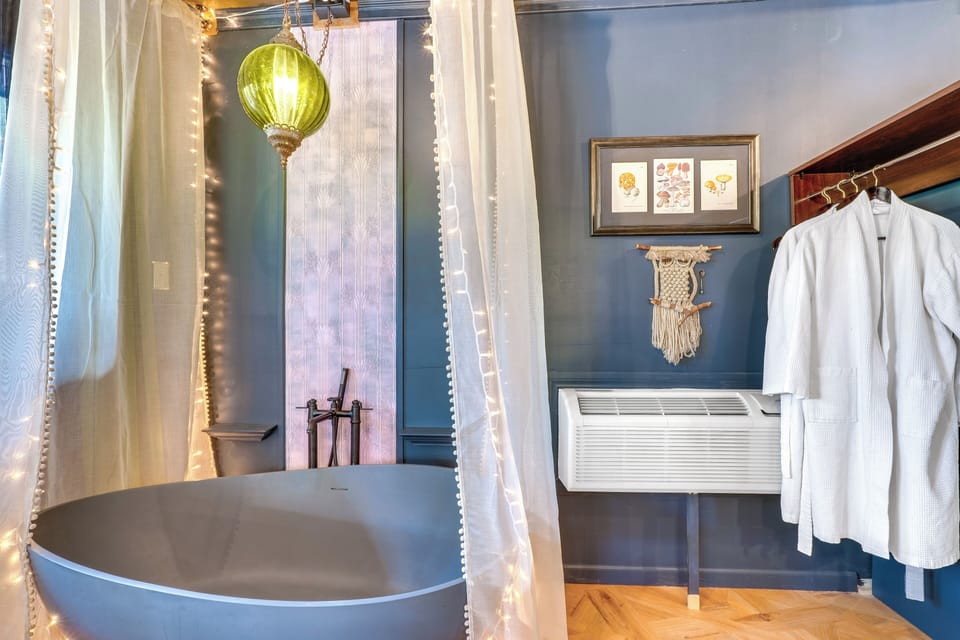 Grill & Rooftop Deck: Cozy Hideaway in Garfield Apartment in Beaver Lake