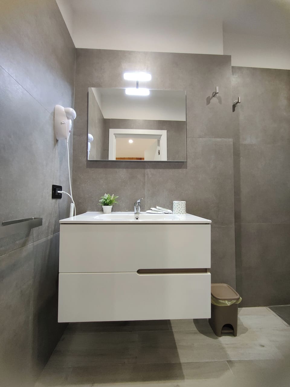 Comfort Triple Room | Bathroom | Shower, free toiletries, hair dryer, bathrobes