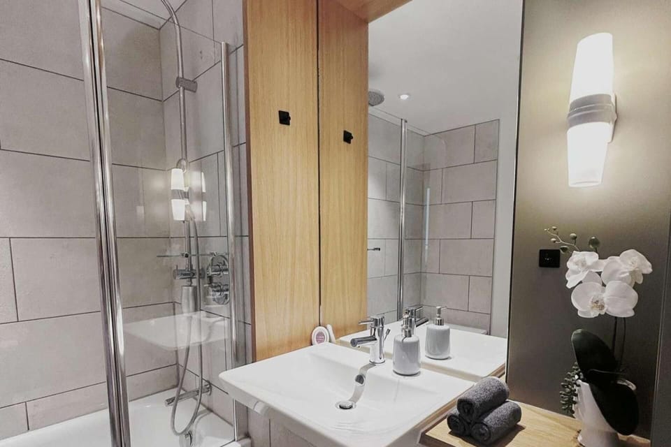 Shower, towels