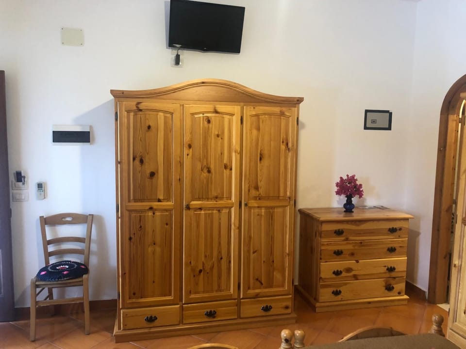 Minibar, in-room safe, soundproofing, free WiFi