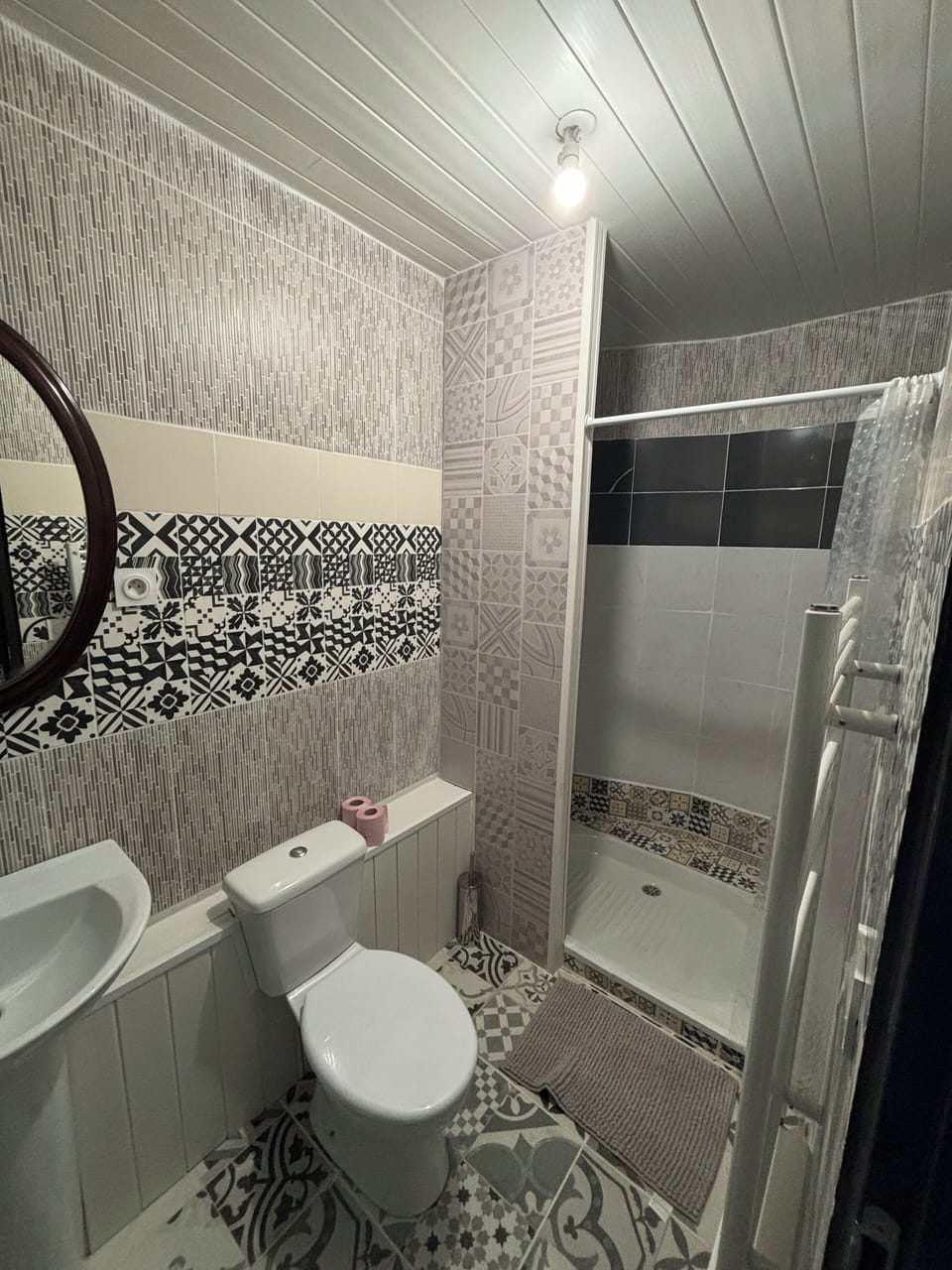 Economy Double or Twin Room | Bathroom | Towels