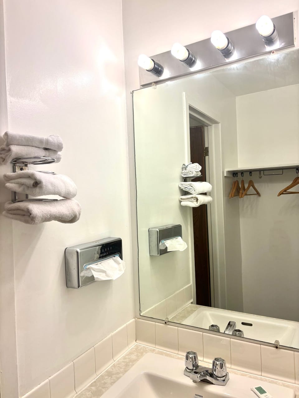 Combined shower/tub, hair dryer, towels