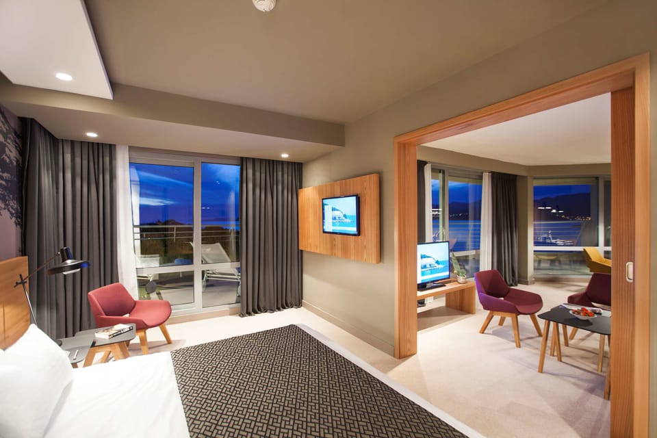 Deluxe Suite | Minibar, in-room safe, desk, laptop workspace