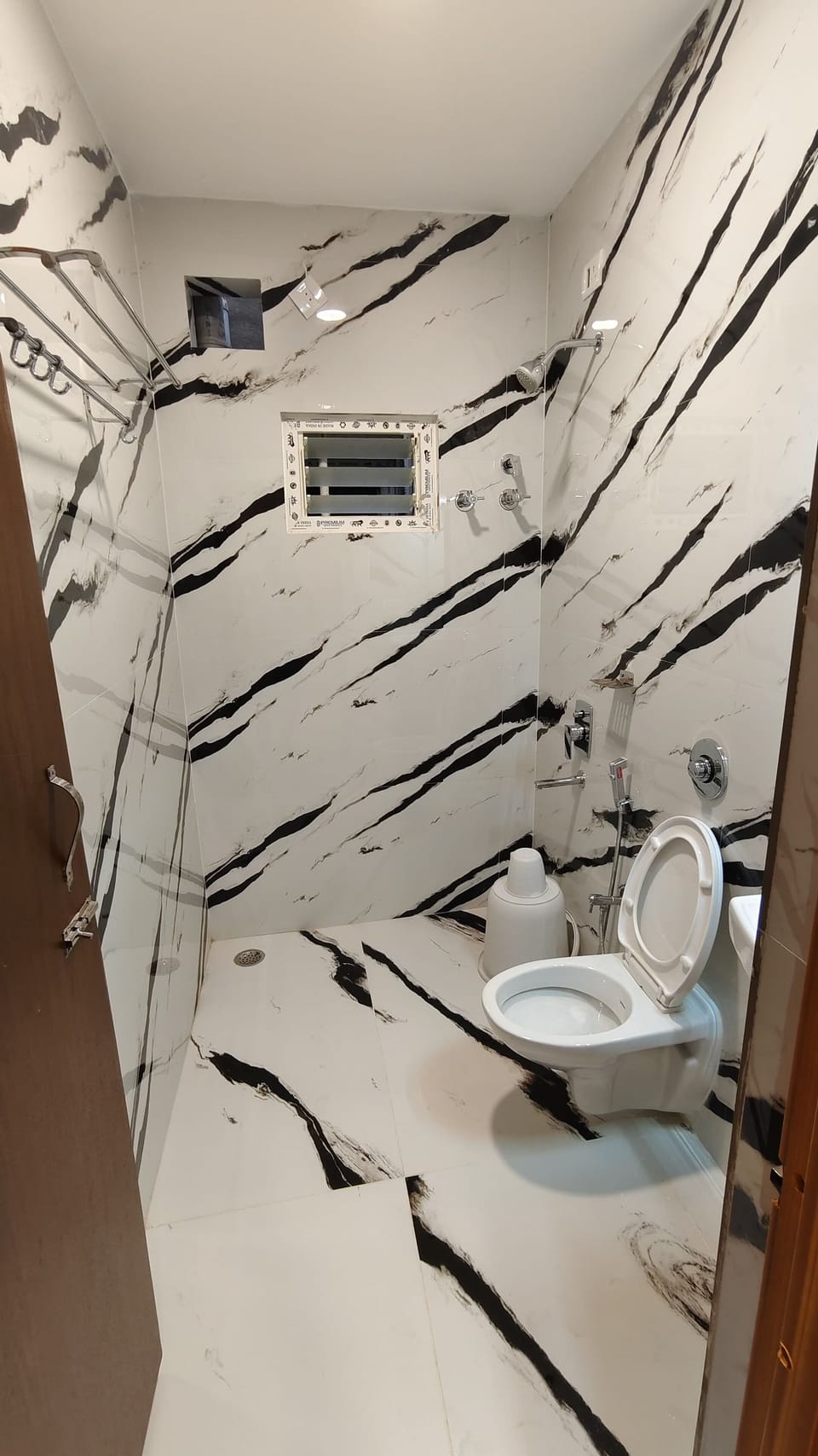 Deluxe Double Room, Balcony | Bathroom | Shower, free toiletries, soap, shampoo