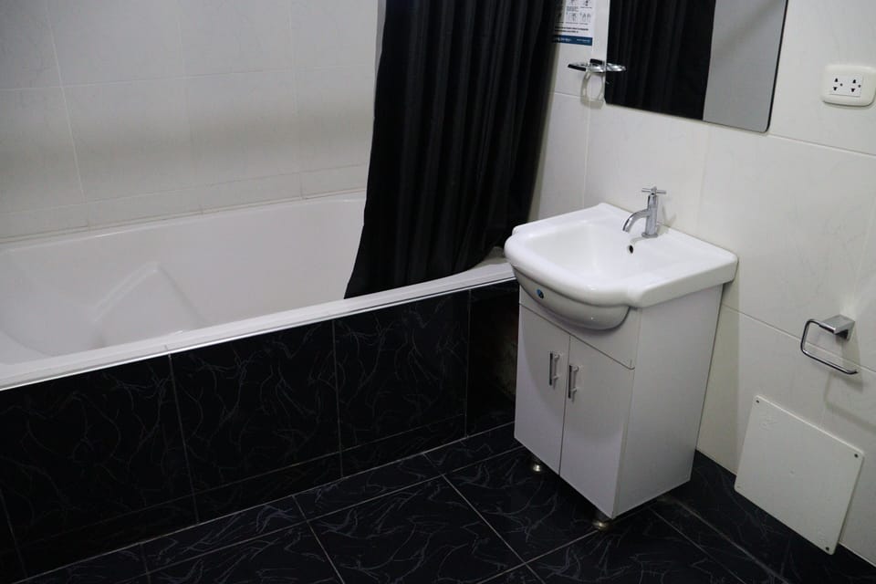 Deluxe Room | Bathroom | Separate tub and shower, rainfall showerhead, towels, soap